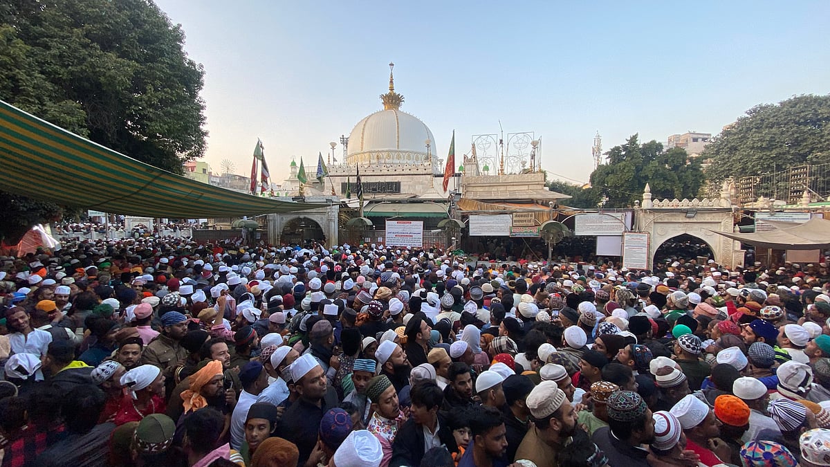 Ajmer Sharif jam-packed with a crowd of devotees