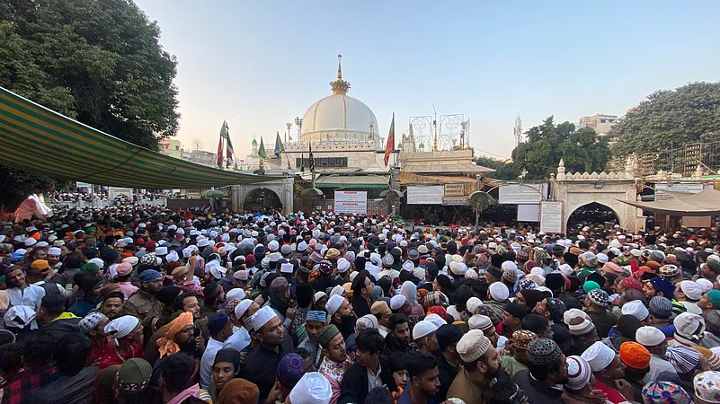 Ajmer Sharif jam-packed with a crowd of devotees