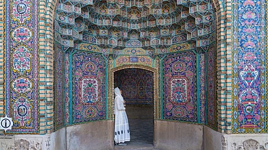 Shutterstock : A woman stands at the Nasir al-Mulk Mosque, Iran