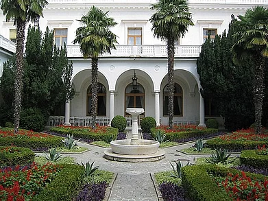 Wikimedia Commons: Vyacheslav Argenberg : Patio of the Livadia Palace in Crimea