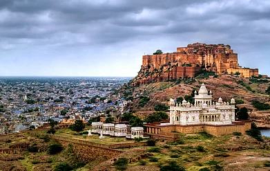 Shutterstock : Jaswant Thada with Mehrangharh Fort in the background
