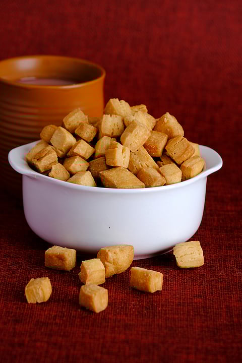 A bowl of shakkarparas
