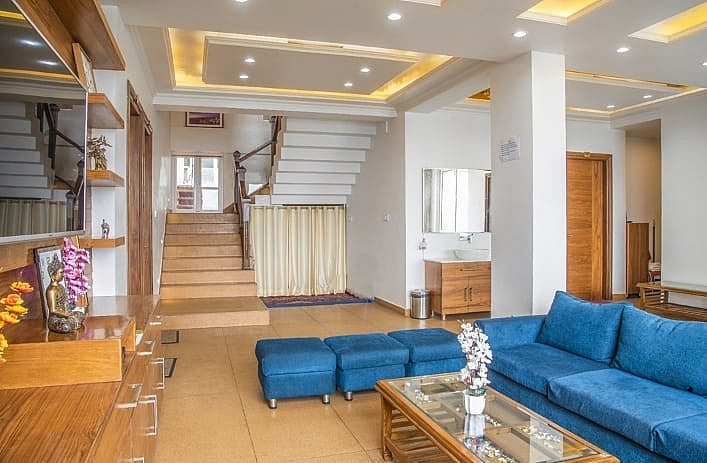 Breakfast is complimentary at The White Haven and guests can sample Asian and American meals