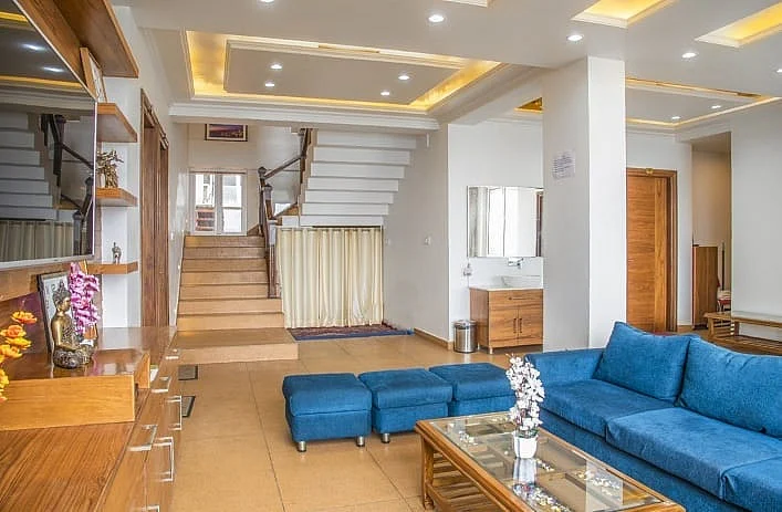 Breakfast is complimentary at The White Haven and guests can sample Asian and American meals