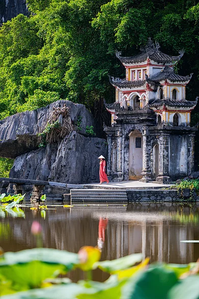 Shutterstock : The Bich Dong Pagoda in Ninh Binh, Vietnam