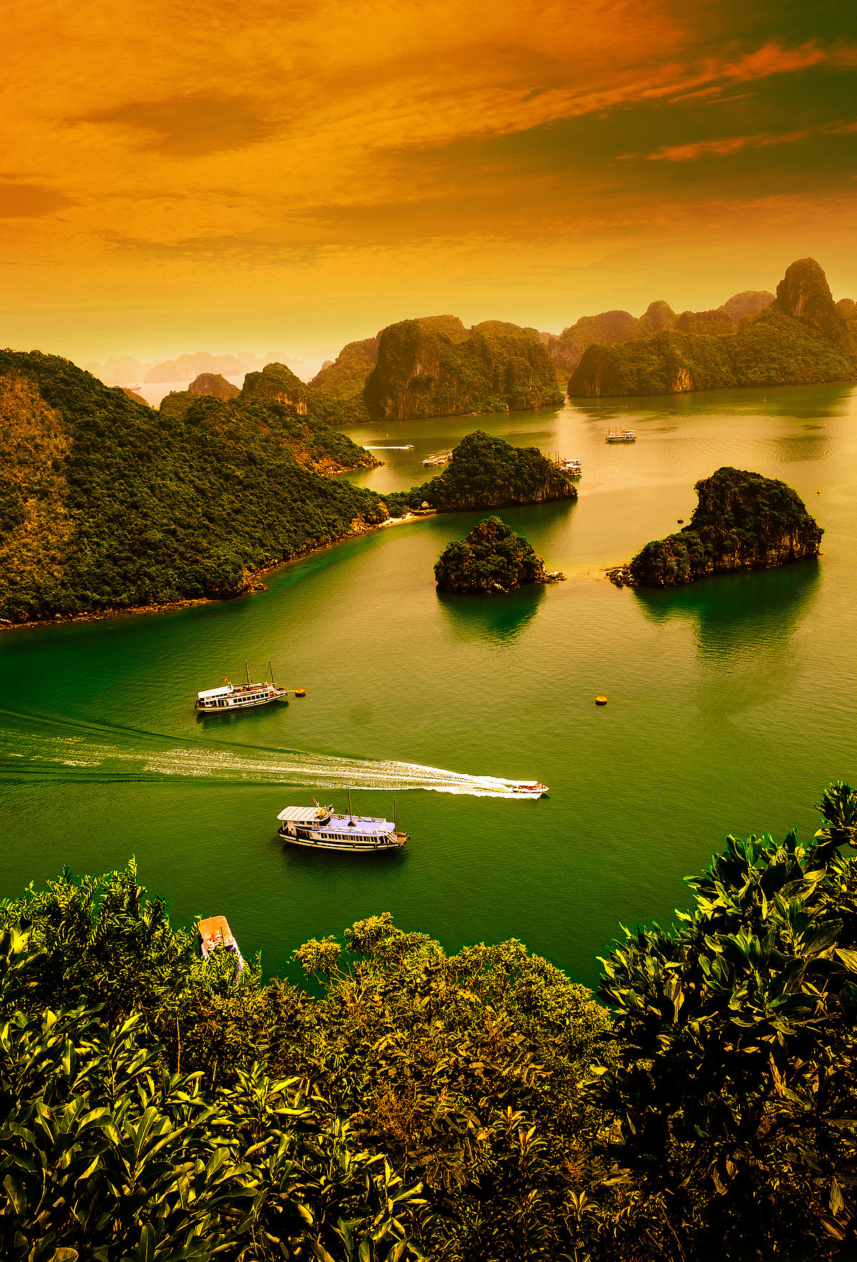 Shutterstock : Halong Bay at sunset