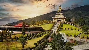 Shutterstock : Gautama Buddha statue in the Buddha Park of Ravangla in South Sikkim
