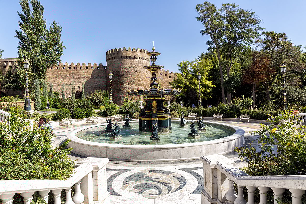 Shutterstock : Philharmonic Fountain Park near the Old City in Baku, Azerbaijan