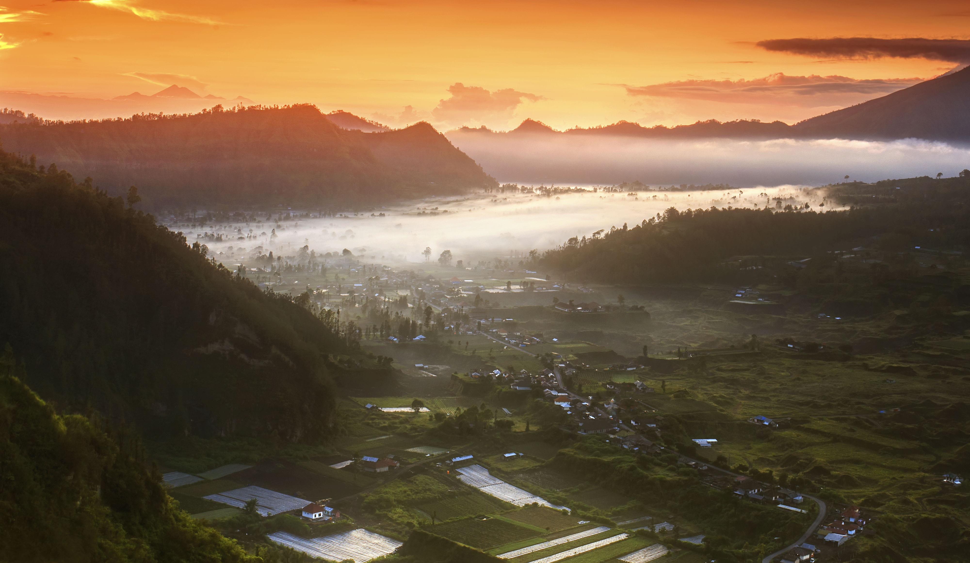 A pretty sunrise in the misty village of Pinggan