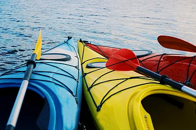 Shutterstock : Paddles resting on kayaks