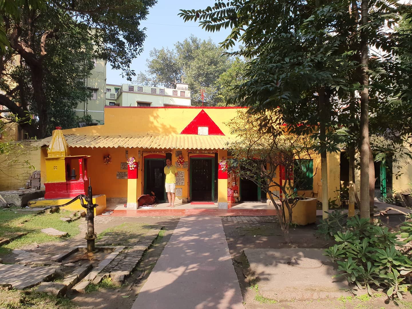 The small Kali bari has a kasti pathar idol