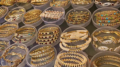 sidson243/Shutterstock : Stretching over a kilometre, Laad Bazaar has a variety of bangles, wedding items, saris and affordable jewellery on offer