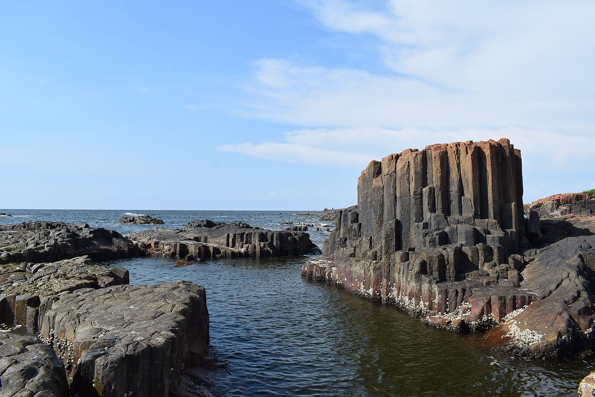 A close-up of the hexagonal basalt rock formations at Coconut Island