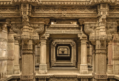 Shutterstock.com : Adalaj Stepwell