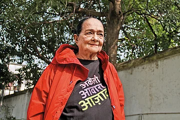 Action Shero, Indri in an Akeli Awaara Azaad t-shirt