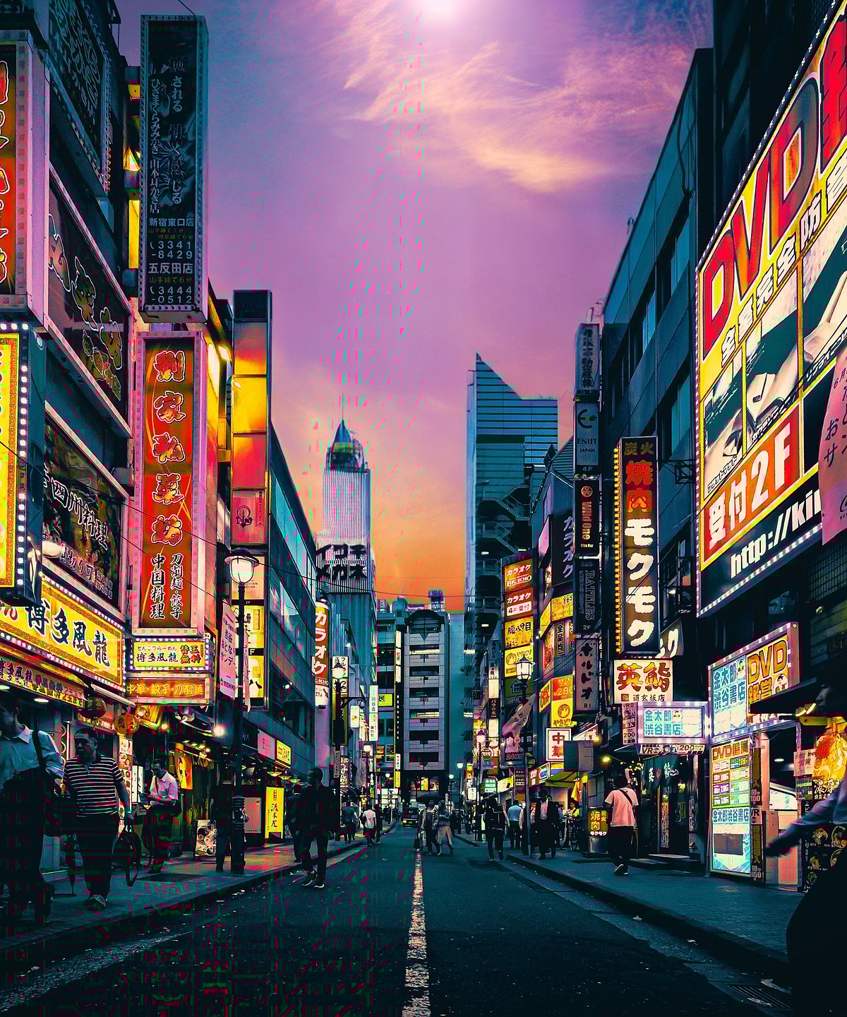 Shutterstock : A street in Tokyo