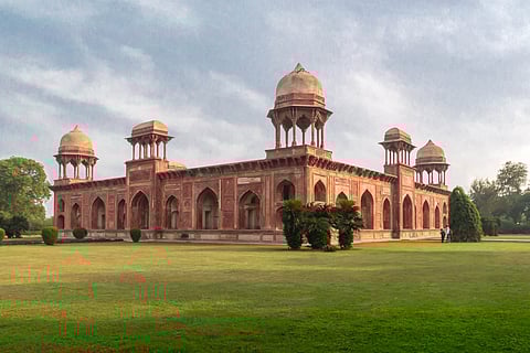The Tomb of Mariam-uz-Zamani is identical both in the front and rear 
