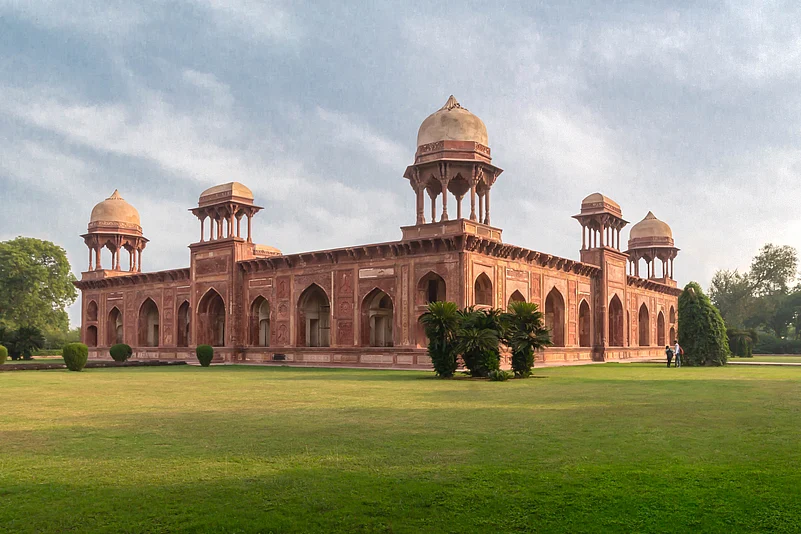 The Tomb of Mariam-uz-Zamani is identical both in the front and rear