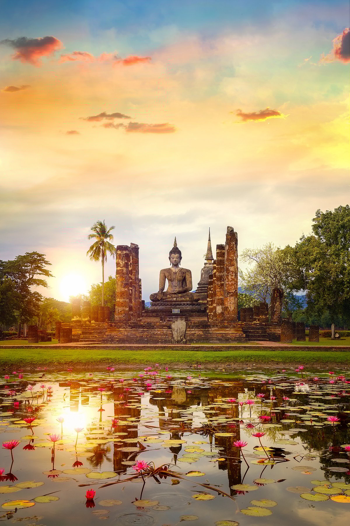 Shutterstock : Wat Mahathat Temple in the precinct of Sukhothai Historical Park, a UNESCO World Heritage Site in Thailand