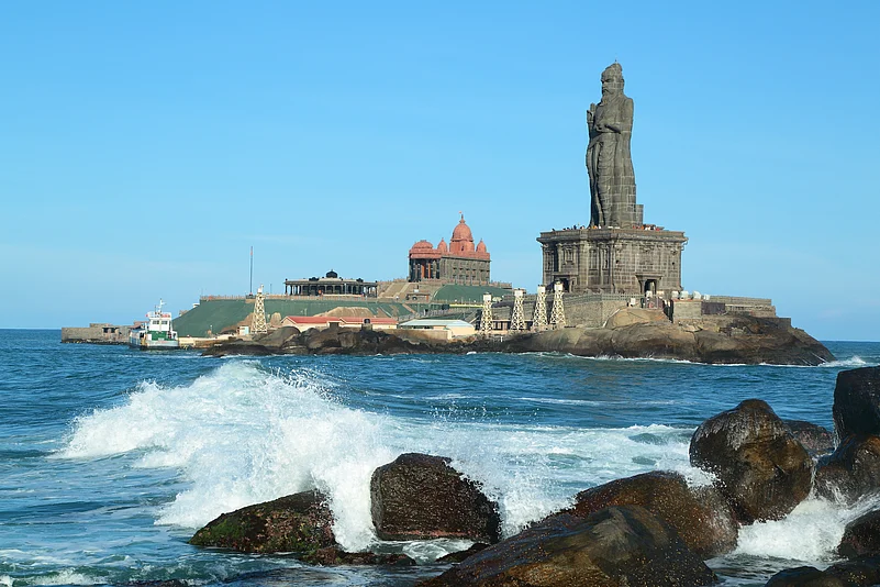 The Vivekananda Rock Memorial (left) and the Thiruvalluvar Statue (right) in Kanyakumari