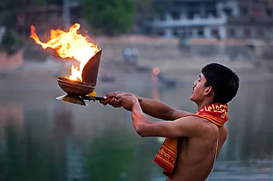 Shutterstock : Aarti on the banks of the Shipra River in Ujjain