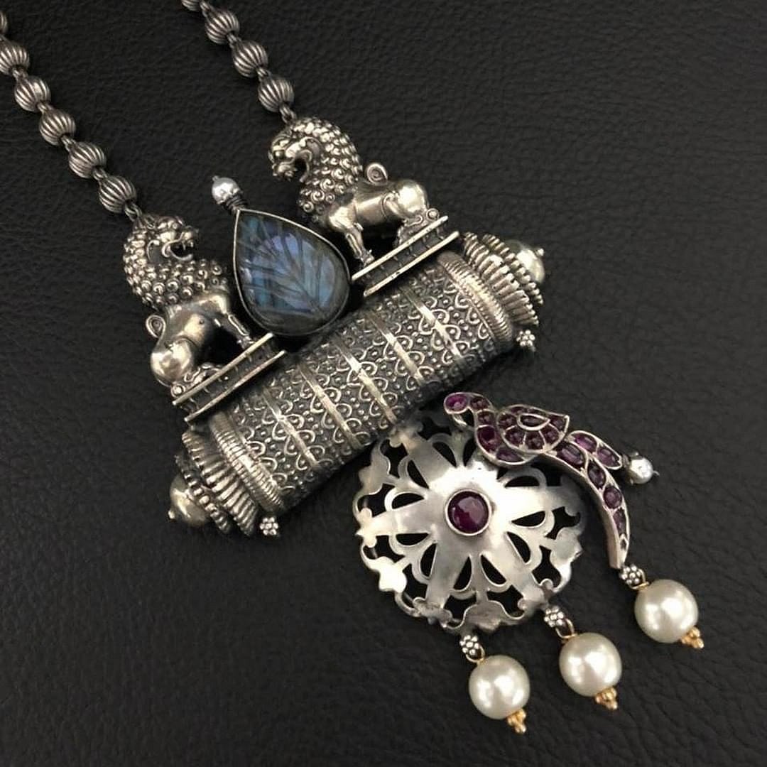 A neck piece with a lion motif pendant 