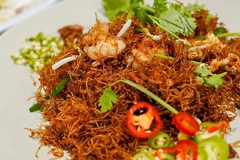 The famous mee krob of Jeen Lee