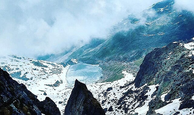 Tall peaks surround Vasuki Tal and it is believed that Vishnu bathed in its pristine waters