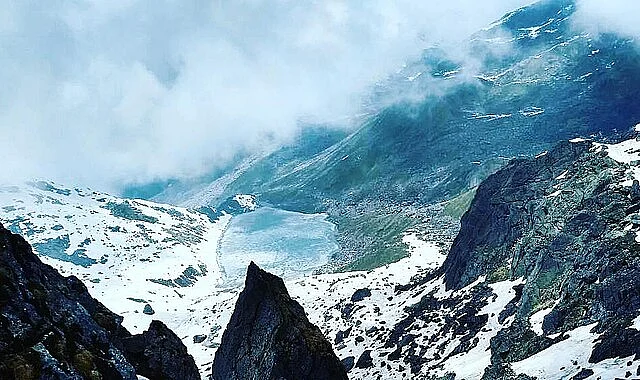 Tall peaks surround Vasuki Tal and it is believed that Vishnu bathed in its pristine waters