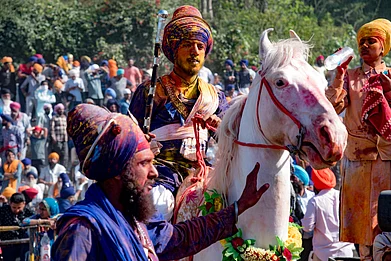 Verma Chetan/Shutterstock : A Nihang Sikh during Hola Mohalla in Punjab