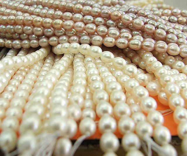 Pearls for sale at Laad Bazaar 