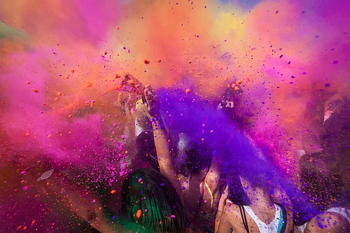 Holi 2026 In Delhi: 12 Colour Parties With Dhol, DJs, Rain Dance & Unlimited Fun You Can’t Miss