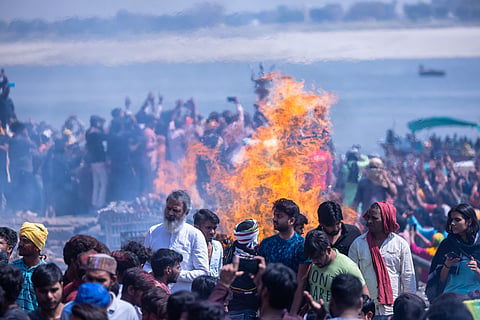 People celebrating Holi at manikarnika ghat 