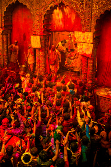 Shutterstock : Holi at Bankey Bihari Temple, Vrindavan