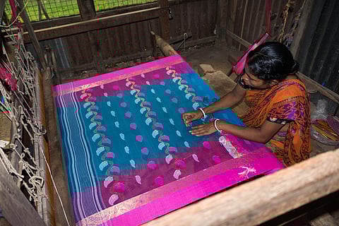 Weaving a Bengal tant sari on a wooden loom