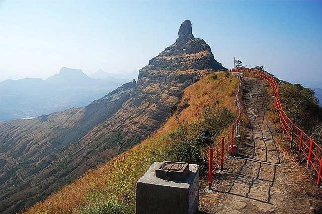 The eastern peak of Tungi is slightly taller than the western peak of Mungi