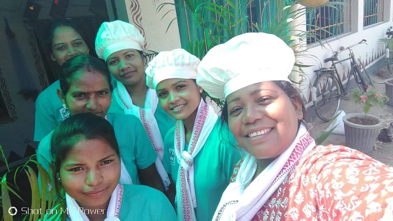 Aruna Tirkey (R) with her Ajam Emba team