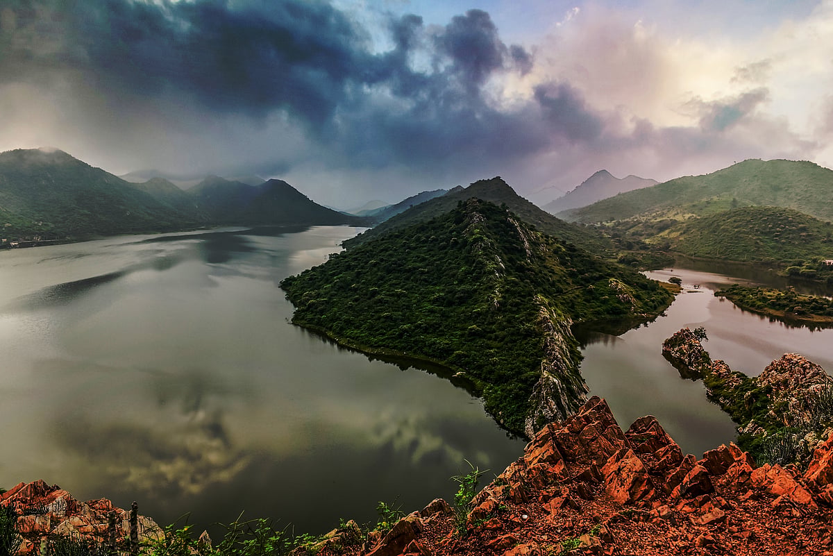 Badi Lake flowing around the Bahubali Hills