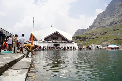 Shutterstock : Inside the Hemkund Sahib