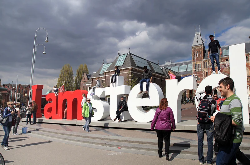 People in front of the Rijksmuseum and popular statue I Amsterdam