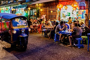 Shutterstock : Night market on Chinatown Road, Bangkok