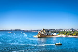 Shutterstock : A busy morning around the Sydney Opera House,the transportation boat are cruising in front of the famous Sydney landmark