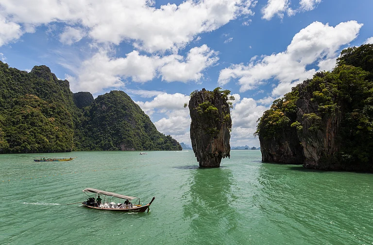 Boating in Thailand - Diego Delso/Wikimedia Commons