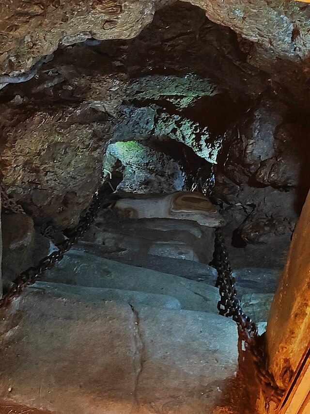 Entrance to Patal Bhuvaneshwar