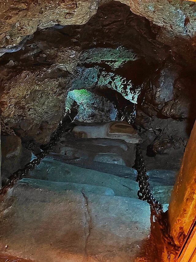 Entrance to Patal Bhuvaneshwar