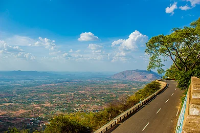 Shutterstock : The beautiful scenic view from top of Yelagiri Hills, Tamilnadu