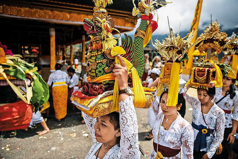 Balinese Hindus carrying offerings during the Melasti ceremony at the Pura Ulun Danu Beratan