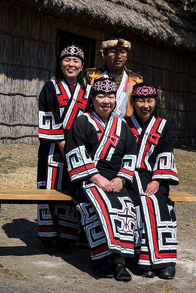 Rita Willaert/Flickr : Traditional dress of the Ainu people