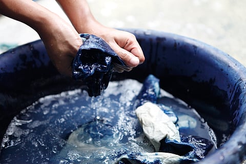 Dyeing garments in indigo