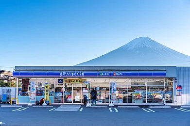 YAO23/Shutterstock.com : Mount Fuji photographed from behind a Lawson convenience store